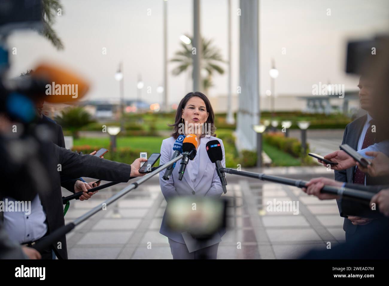 Dschidda, Arabie saoudite. 24 janvier 2024. Annalena Baerbock (Bündnis90/Die Grünen), ministre des Affaires étrangères, fait un communiqué de presse à l'aéroport de Djeddah. Sur le chemin de Djibouti en Afrique de l'est, l'Airbus de l'armée de l'air n'a pas été autorisé à survoler l'Érythrée, raison pour laquelle la délégation a dû d'abord s'arrêter en Arabie saoudite. Crédit : Michael Kappeler/dpa/Alamy Live News Banque D'Images