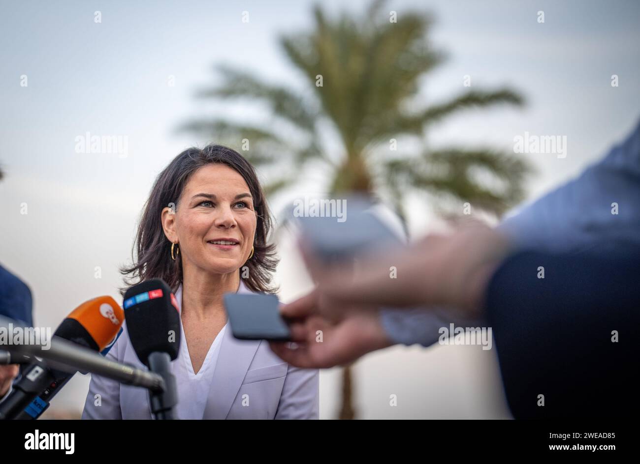 Dschidda, Arabie saoudite. 24 janvier 2024. Annalena Baerbock (Bündnis90/Die Grünen), ministre des Affaires étrangères, fait un communiqué de presse à l'aéroport de Djeddah. Sur le chemin de Djibouti en Afrique de l'est, l'Airbus de l'armée de l'air n'a pas été autorisé à survoler l'Érythrée, raison pour laquelle la délégation a dû d'abord s'arrêter en Arabie saoudite. Crédit : Michael Kappeler/dpa/Alamy Live News Banque D'Images