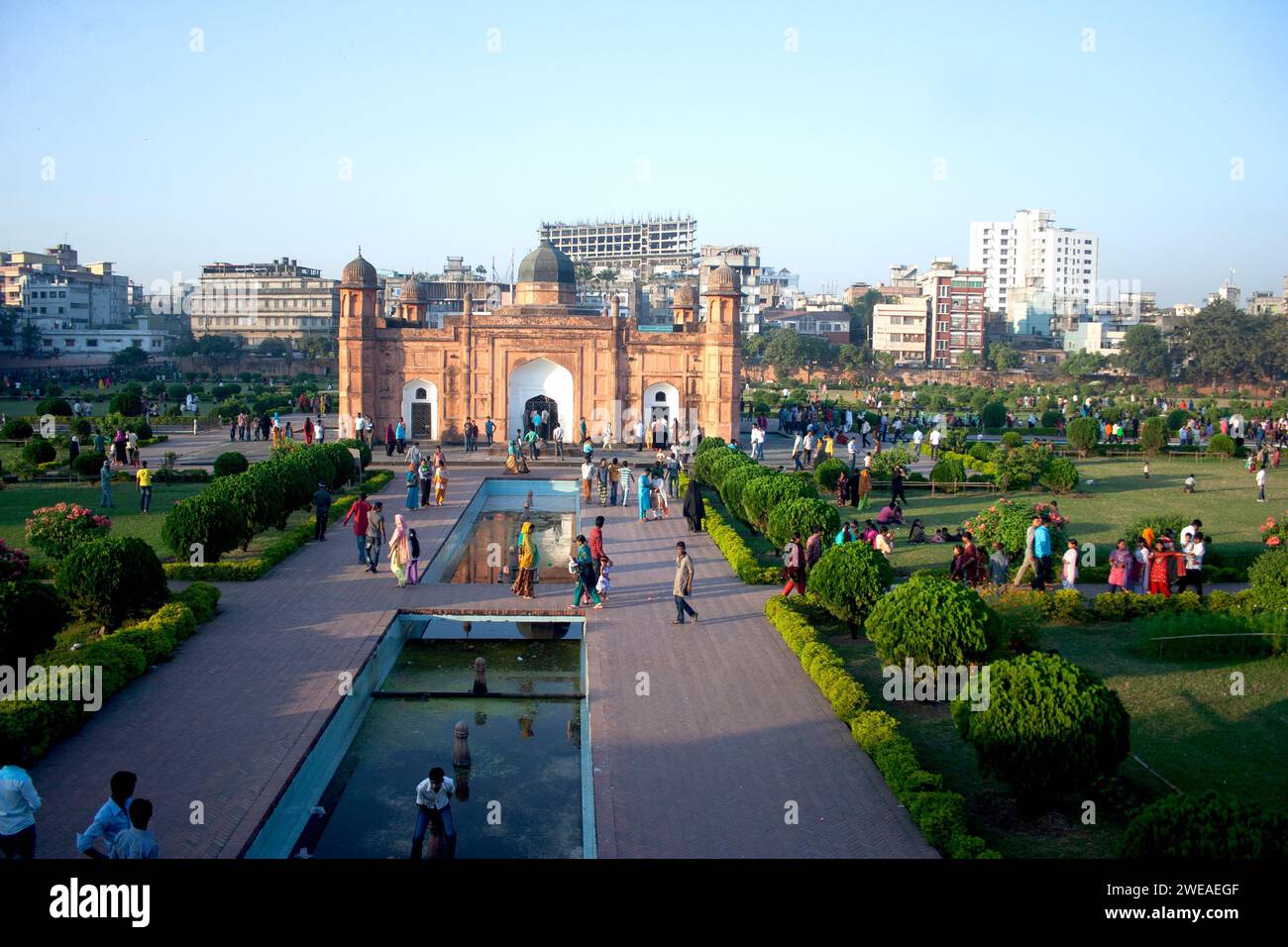 Le fort de Lalbagh est un fort de la vieille ville de Dhaka. Son nom est dérivé de son quartier Lalbagh, qui signifie jardin Rouge. Le terme Lalbagh fait référence à l'architecture rougeâtre et rosâtre de l'époque moghole. Le fort original s'appelait fort Aurangabad. Bangladesh. Banque D'Images