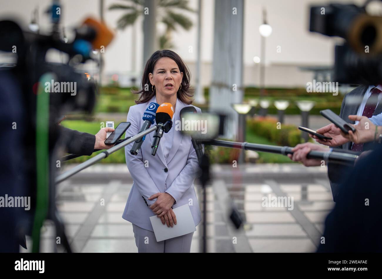 Dschidda, Arabie saoudite. 24 janvier 2024. Annalena Baerbock (Alliance 90/les Verts), ministre des Affaires étrangères, fait un communiqué de presse à l'aéroport. Sur le chemin de Djibouti en Afrique de l'est, l'Airbus de l'armée de l'air n'a pas été autorisé à survoler l'Érythrée, raison pour laquelle la délégation a dû d'abord s'arrêter en Arabie saoudite. Crédit : Michael Kappeler/dpa/Alamy Live News Banque D'Images