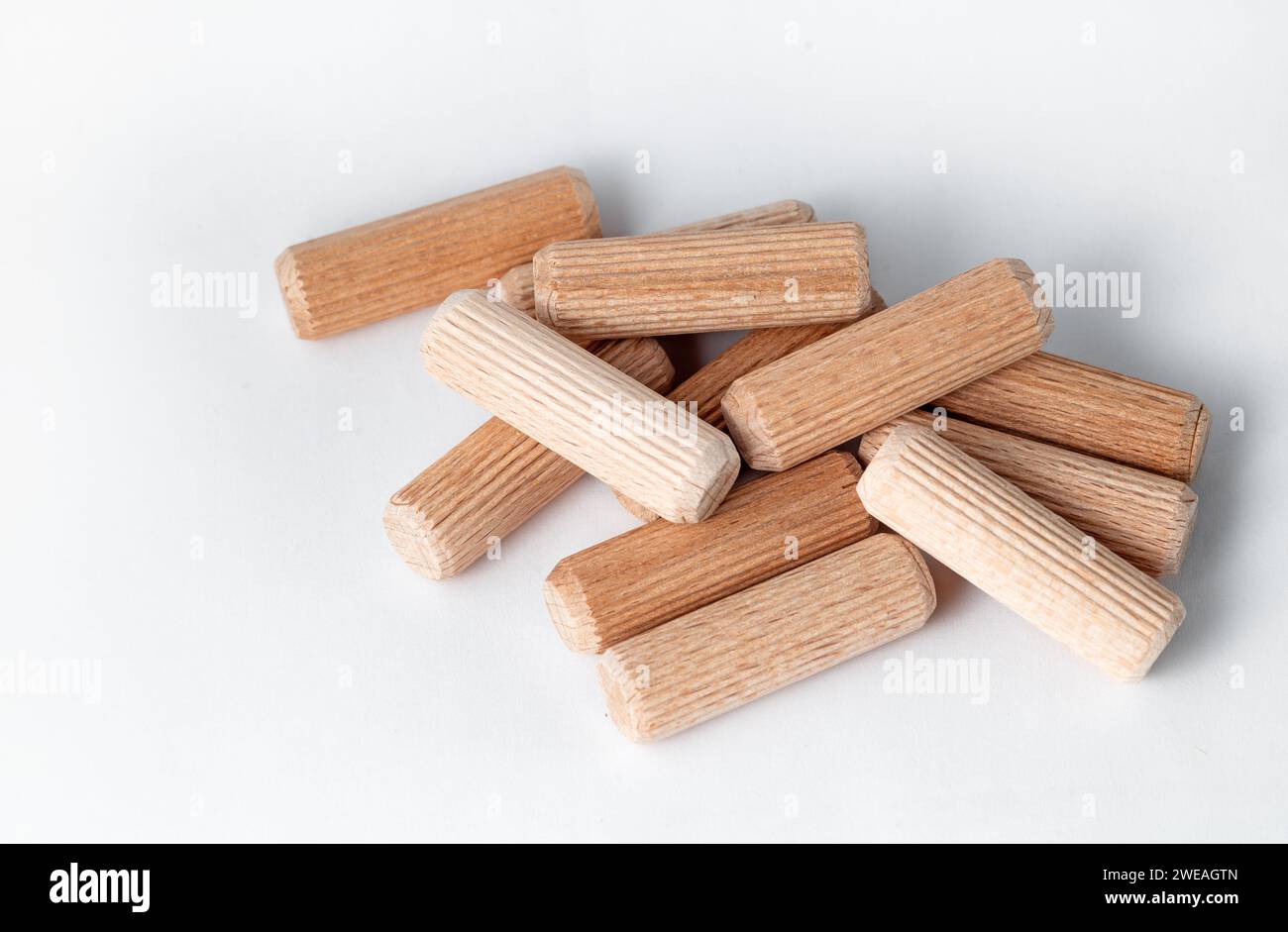 Pile de chevilles en bois sur le fond blanc Banque D'Images