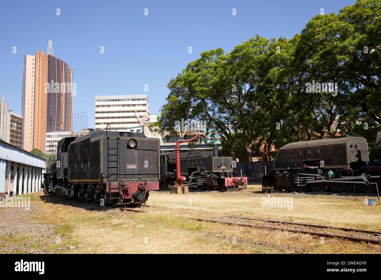 East African Railway, Bavuma Vulcan Foundry Locomotive, Nairobi Railway Museum, avec Parliament Tower à Nairobi, Kenya, Afrique Banque D'Images
