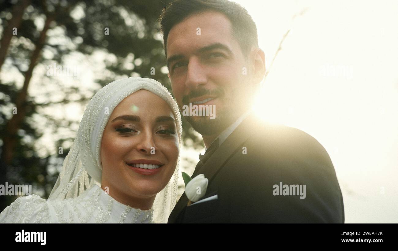Portrait de jeune mariée et marié regardant la caméra souriante Banque D'Images
