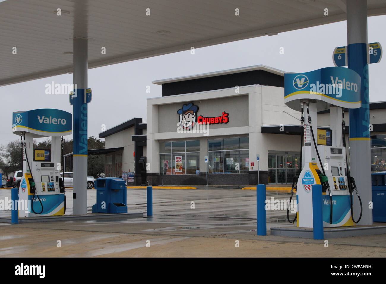 Natalia, États-Unis. 24 janvier 2024. Vue extérieure et signalisation du Valero's Chubby's Travel Center à Natalia, Texas, États-Unis, le 24 janvier 2024. Situé au sud-ouest de San Antonio, le long de l'Interstate Highway 35. Le 22 janvier 2024, Romeo Nance, suspect de meurtre de masse, a été poursuivi par les forces de l'ordre et s'est suicidé à cet endroit. Romeo Nance était soupçonné d'avoir tué huit personnes dans et autour de la ville de Joliet, Illinois, et était actuellement recherché par plusieurs agences, dont les US Marshals. (Photo de Carlos Kosienski/Sipa USA) crédit : SIPA USA/Alamy Live News Banque D'Images