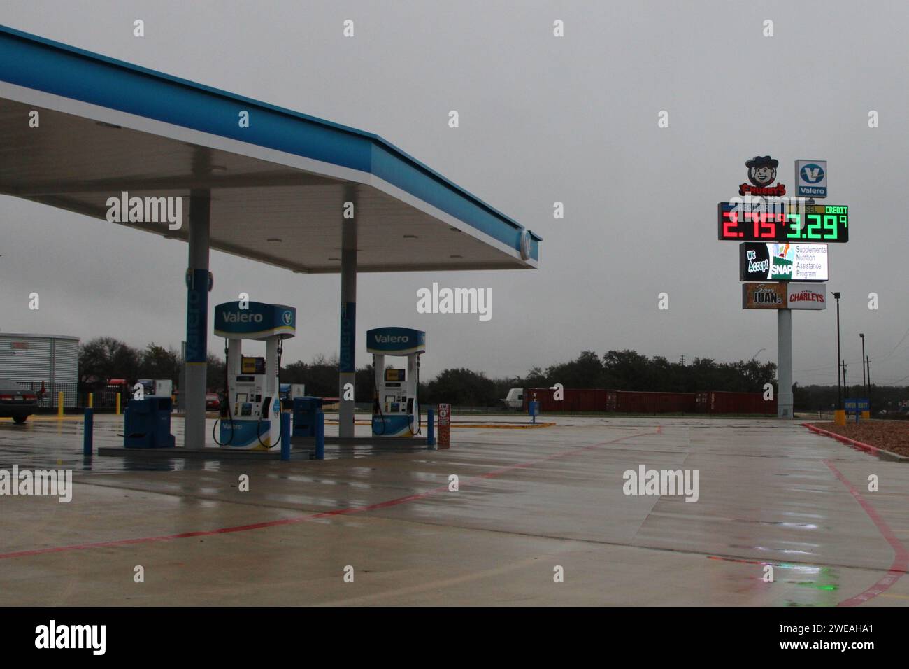 Natalia, États-Unis. 24 janvier 2024. Vue extérieure et signalisation du Valero's Chubby's Travel Center à Natalia, Texas, États-Unis, le 24 janvier 2024. Situé au sud-ouest de San Antonio, le long de l'Interstate Highway 35. Le 22 janvier 2024, Romeo Nance, suspect de meurtre de masse, a été poursuivi par les forces de l'ordre et s'est suicidé à cet endroit. Romeo Nance était soupçonné d'avoir tué huit personnes dans et autour de la ville de Joliet, Illinois, et était actuellement recherché par plusieurs agences, dont les US Marshals. (Photo de Carlos Kosienski/Sipa USA) crédit : SIPA USA/Alamy Live News Banque D'Images