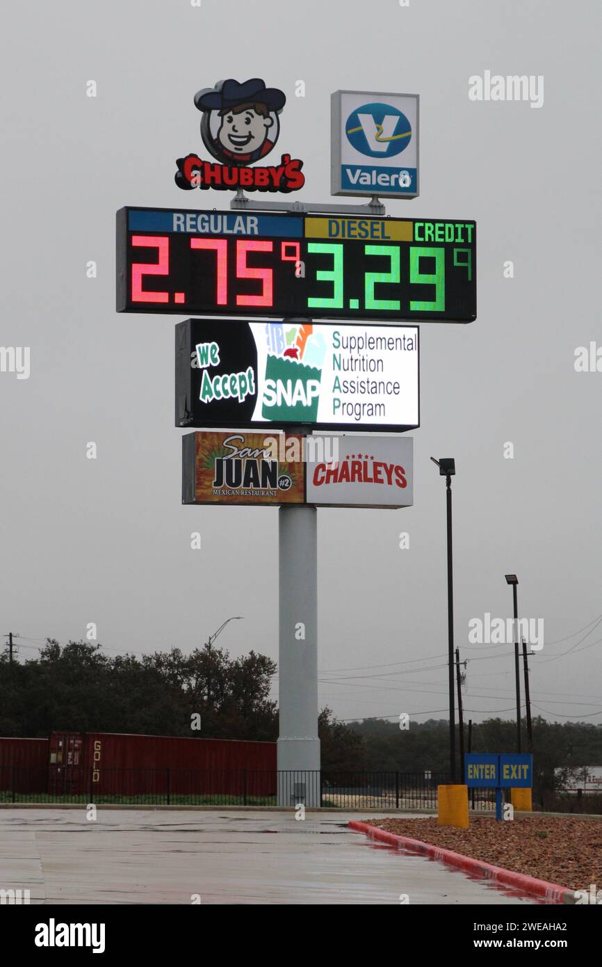 Natalia, États-Unis. 24 janvier 2024. Signalisation du Valero's Chubby's Travel Center à Natalia, Texas, USA, le 24 janvier 2024. Situé au sud-ouest de San Antonio, le long de l'Interstate Highway 35. Le 22 janvier 2024, Romeo Nance, suspect de meurtre de masse, a été poursuivi par les forces de l'ordre et s'est suicidé à cet endroit. Romeo Nance était soupçonné d'avoir tué huit personnes dans et autour de la ville de Joliet, Illinois, et était actuellement recherché par plusieurs agences, dont les US Marshals. (Photo de Carlos Kosienski/Sipa USA) crédit : SIPA USA/Alamy Live News Banque D'Images