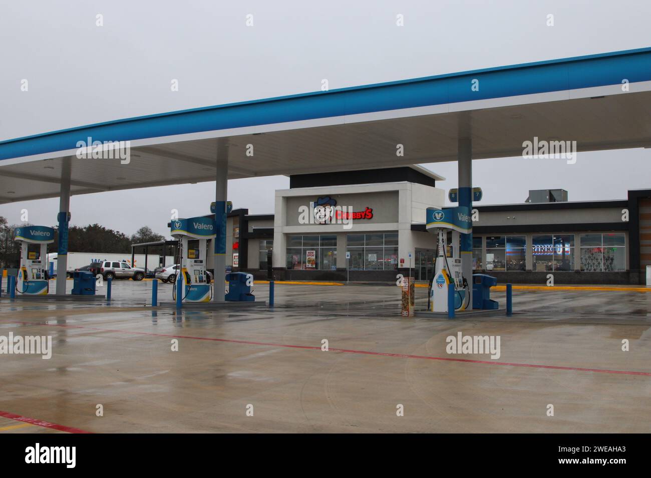 Natalia, États-Unis. 24 janvier 2024. Vue extérieure et signalisation du Valero's Chubby's Travel Center à Natalia, Texas, États-Unis, le 24 janvier 2024. Situé au sud-ouest de San Antonio, le long de l'Interstate Highway 35. Le 22 janvier 2024, Romeo Nance, suspect de meurtre de masse, a été poursuivi par les forces de l'ordre et s'est suicidé à cet endroit. Romeo Nance était soupçonné d'avoir tué huit personnes dans et autour de la ville de Joliet, Illinois, et était actuellement recherché par plusieurs agences, dont les US Marshals. (Photo de Carlos Kosienski/Sipa USA) crédit : SIPA USA/Alamy Live News Banque D'Images