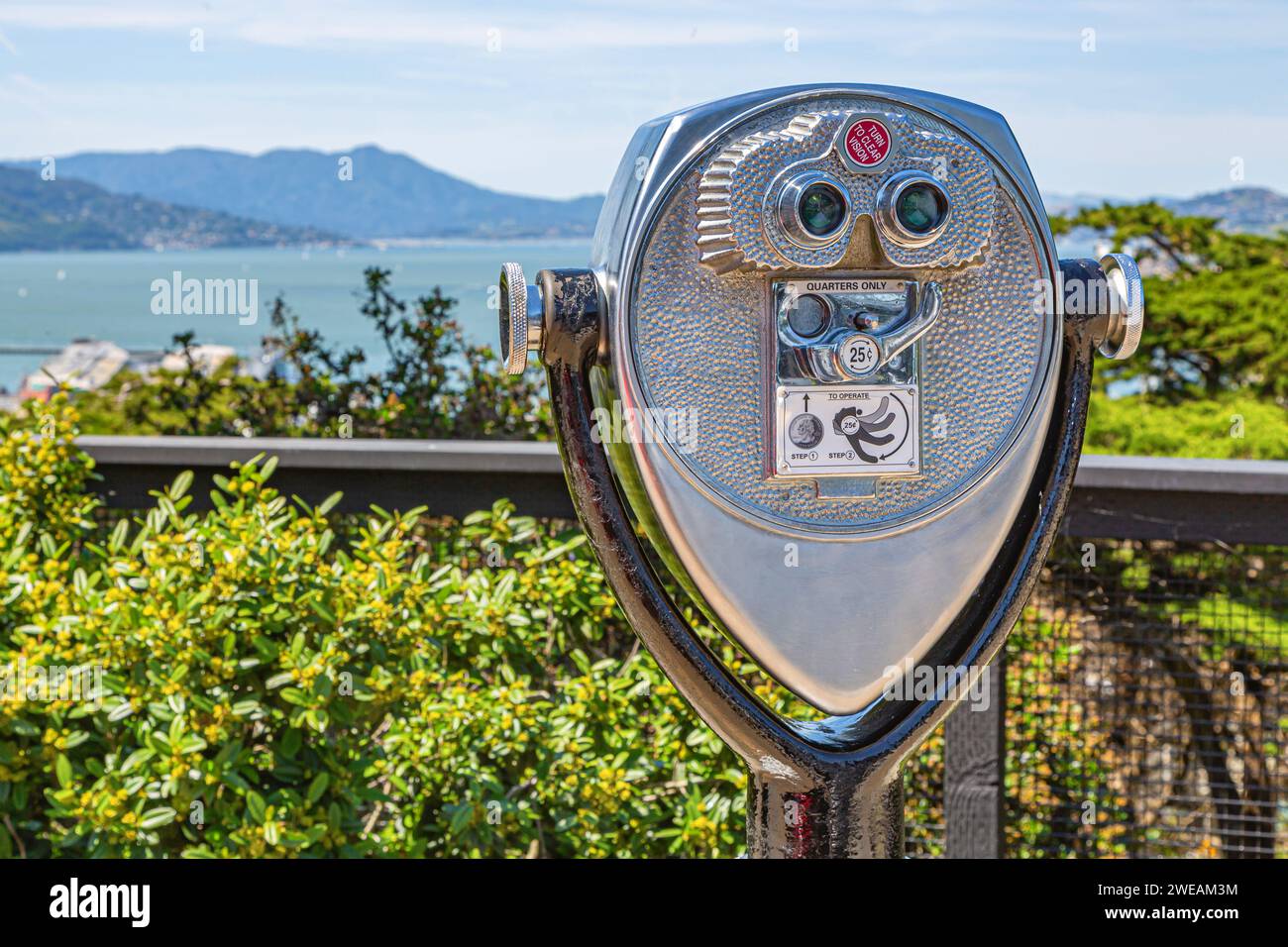 Jumelles à pièces ou télescope populaire aux États-Unis sur les lieux touristiques. Télescope binoculaire touristique regarder la ville avec vue sur les montagnes. Gros plan pièce opérée en observation panoramique Banque D'Images