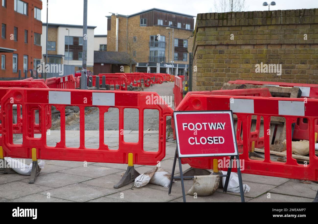 Panneau Footway fermé à Lightship Way, Colchester, Essex. Les travaux sont en cours alors qu'un nouveau centre de distribution local Argos reprend l'ancien site B & Q. Banque D'Images