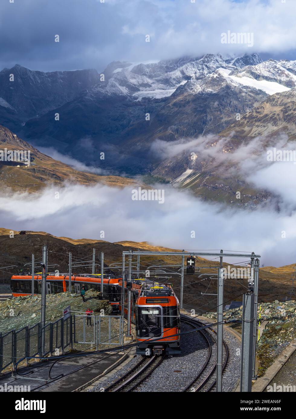 Gornergrat, Suisse - 23 septembre 2023 : le train emprunte le chemin de fer à crémaillère jusqu'au sommet du Gornergrat au-dessus de Zermatt Banque D'Images