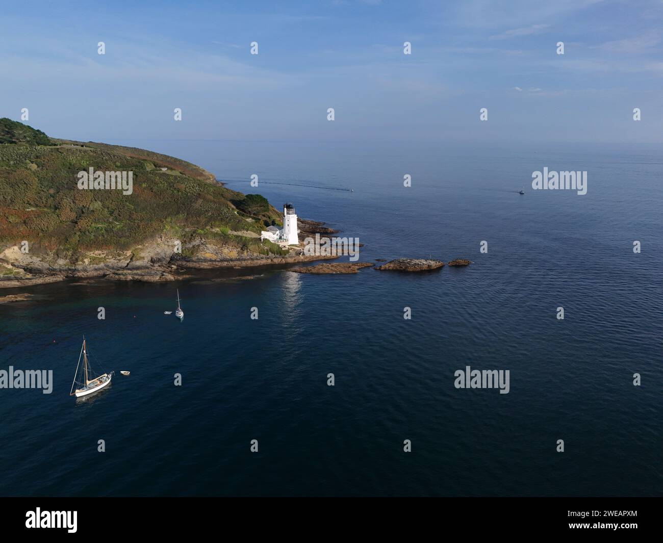 St Anthony Lighthouse avec petit voilier amarré St Mawes Cornwall UK drone, aérien Banque D'Images