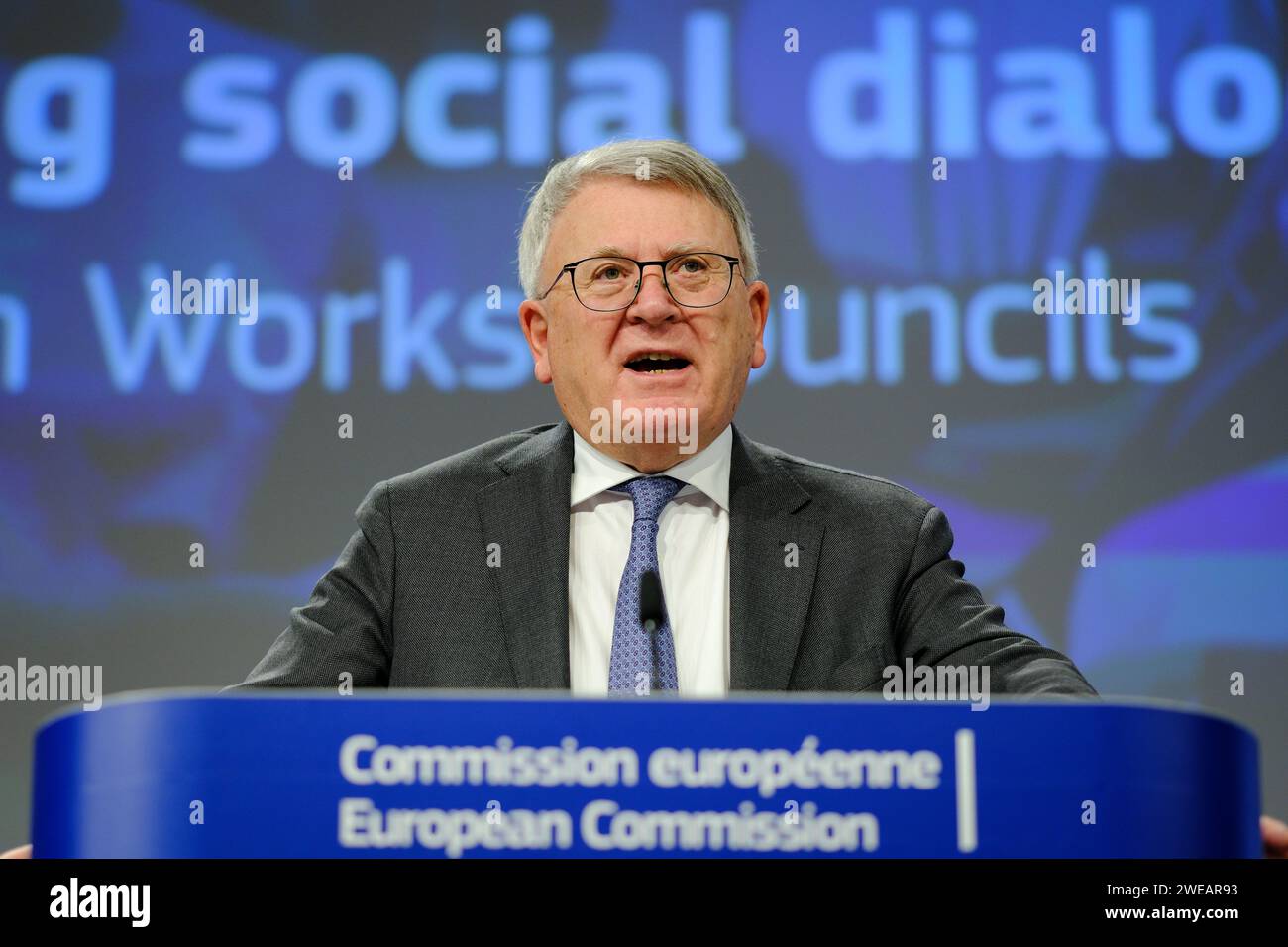 Bruxelles, Belgique. 24 janvier 2024. Conférence de presse du vice-président exécutif de l'UE Valdis DOMBROVSKIS et du commissaire européen Nicolas SCHMIT sur la révision de la directive sur les comités d'entreprise européens à Bruxelles, Belgique, le 24 janvier 2024. Crédit : ALEXANDROS MICHAILIDIS/Alamy Live News Banque D'Images