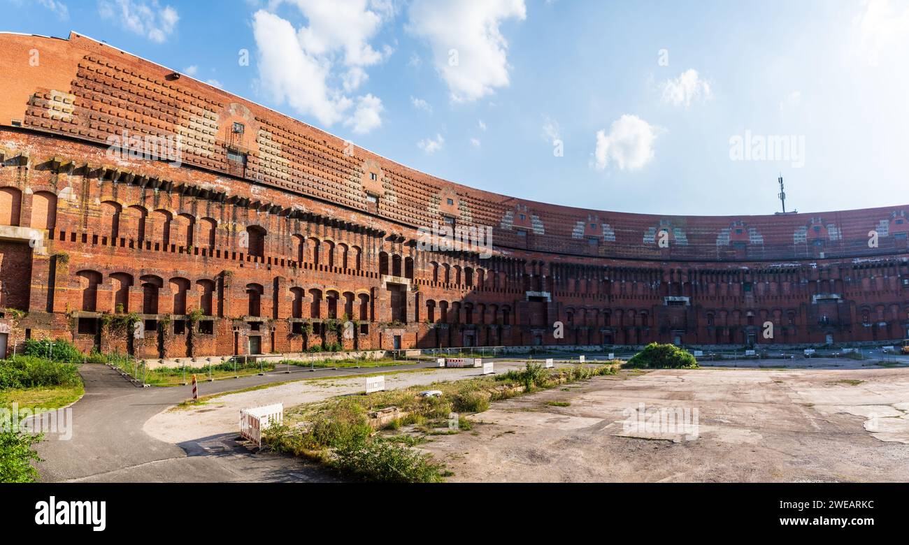 Cour de la salle des congrès (Kongresshalle) à Nuremberg, en Allemagne, un vaste bâtiment destiné à servir de centre de congrès pour le parti nazi. Banque D'Images