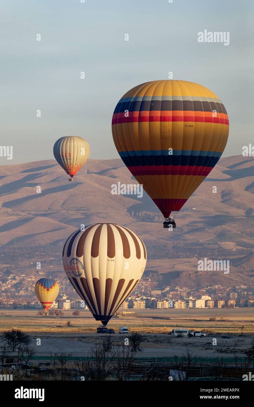 Vol en montgolfière à Goreme en Turquie au lever du soleil. Montez en montgolfière, l'activité la plus populaire de Cappadoce. Banque D'Images