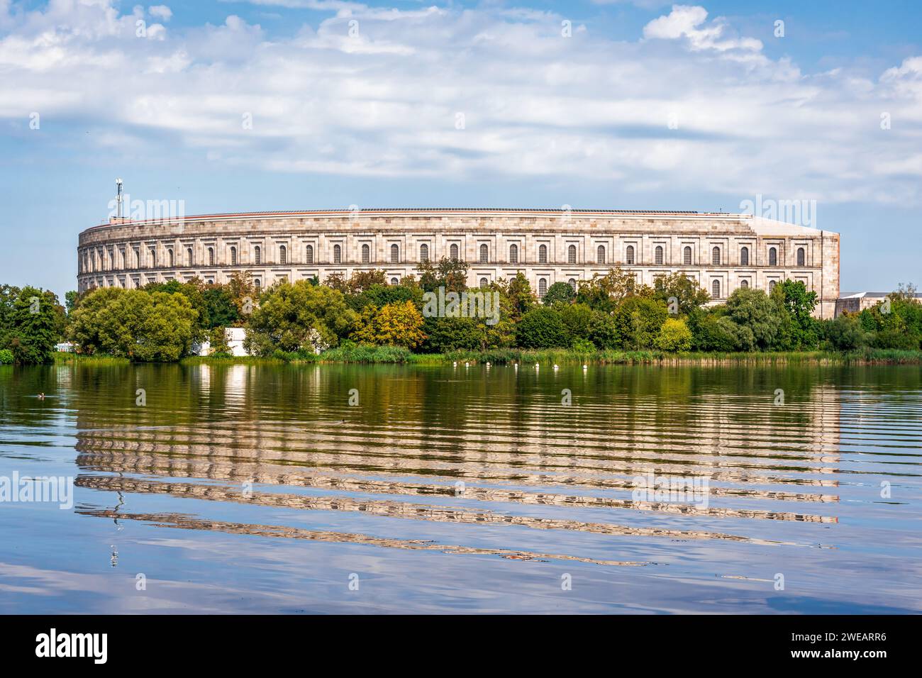 La salle des congrès (Kongresshalle) sur l'étang Dutzendteich à Nuremberg, un vaste bâtiment destiné à servir de centre de congrès pour le parti nazi. Banque D'Images