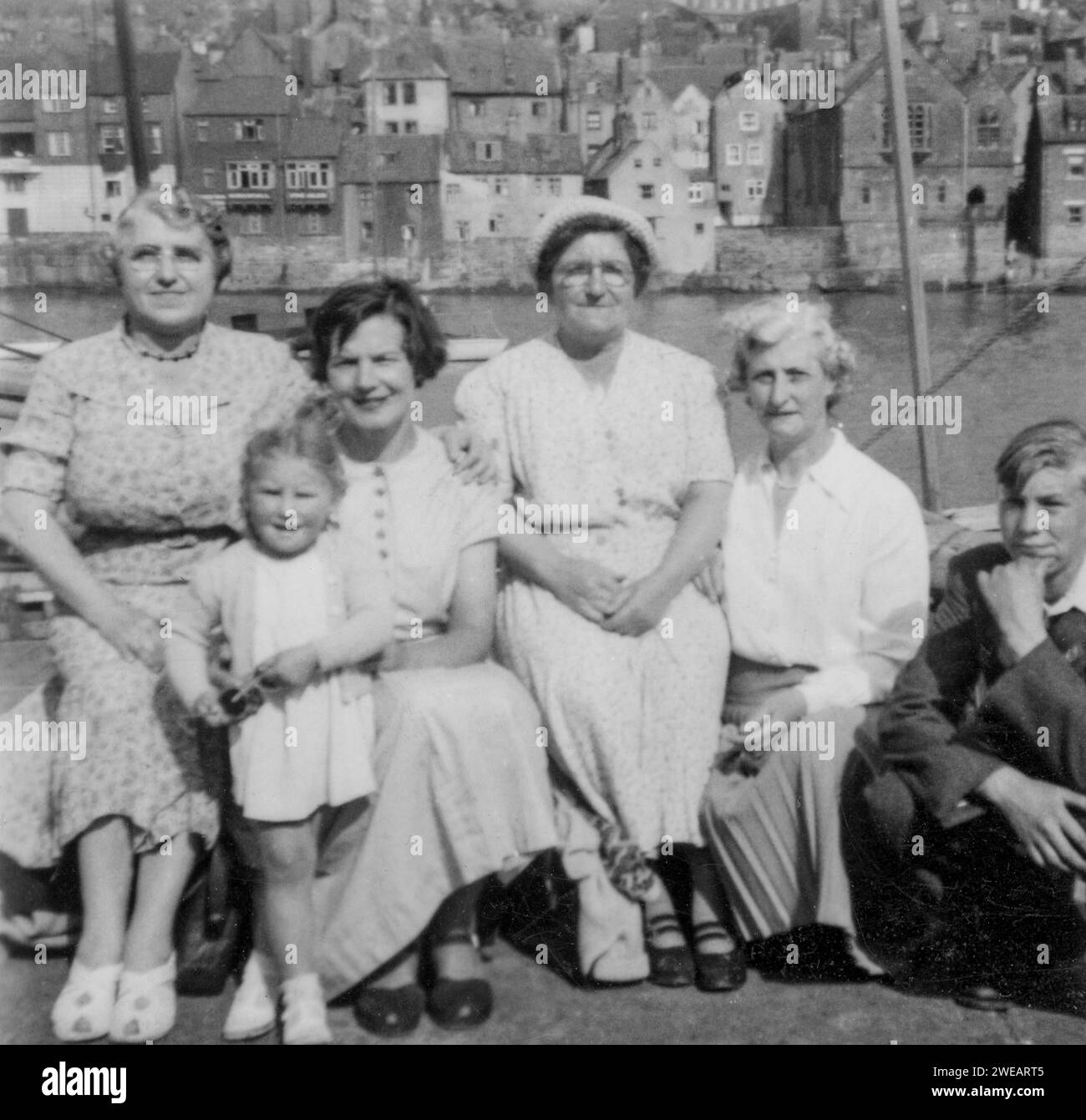 Groupe par le bord de la mer des années 1950 Banque D'Images