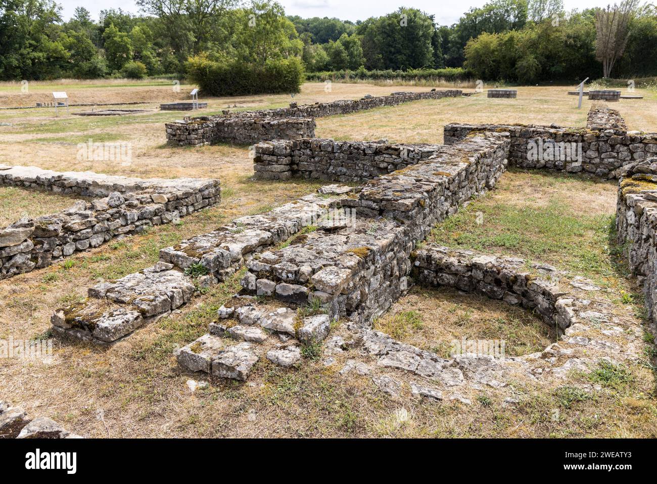 Murs et vestiges de bâtiments du site archéologique les Fontaines Salees, Vézelay, France Banque D'Images
