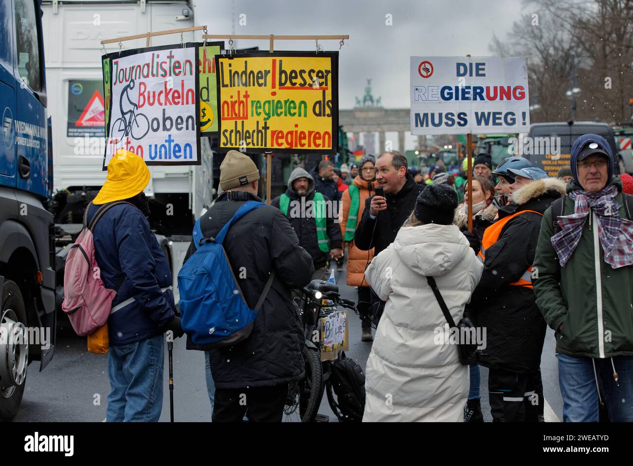 Berlin, Deutschland, DEU - Bauerndemonstration gegen die Agrarpolitik der Bundesregierung 15.01.2024, Berlin, Deutschland, DEU - Bauerndemonstration gegen die Agrarpolitik der Bundesregierung. Landwirte, Handwerker, Spediteure und Angehörige des Transportgewerbes demonstrieren mit ihren Traktoren und Lastkraftwagen auf der Straße des 17. Juni. IHR Protest richtet sich gegen die abschaffung des subventierten Agrardiesels und die Aufhebung der Kfz-Steuerbefreiung für Landwirte. Demonstrant haelt ein Plakat mit der Aufschrift : Journalisten buckeln oben, treten unten, die Regierung muß weg. BER Banque D'Images