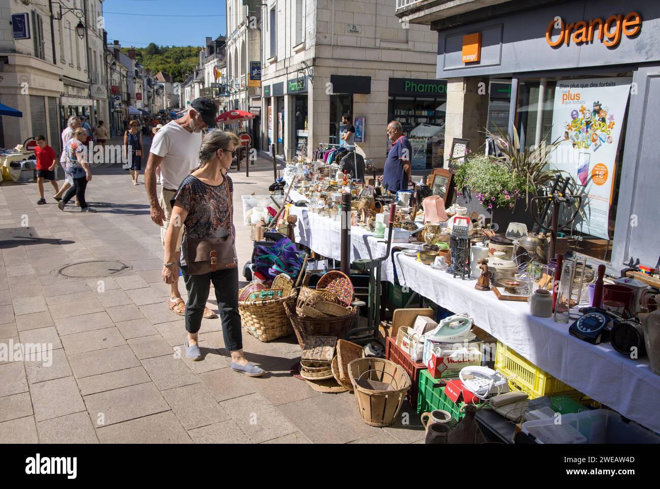Marché de rue du dimanche, Loches ; Indre-et-Loire ; centre de la France Banque D'Images