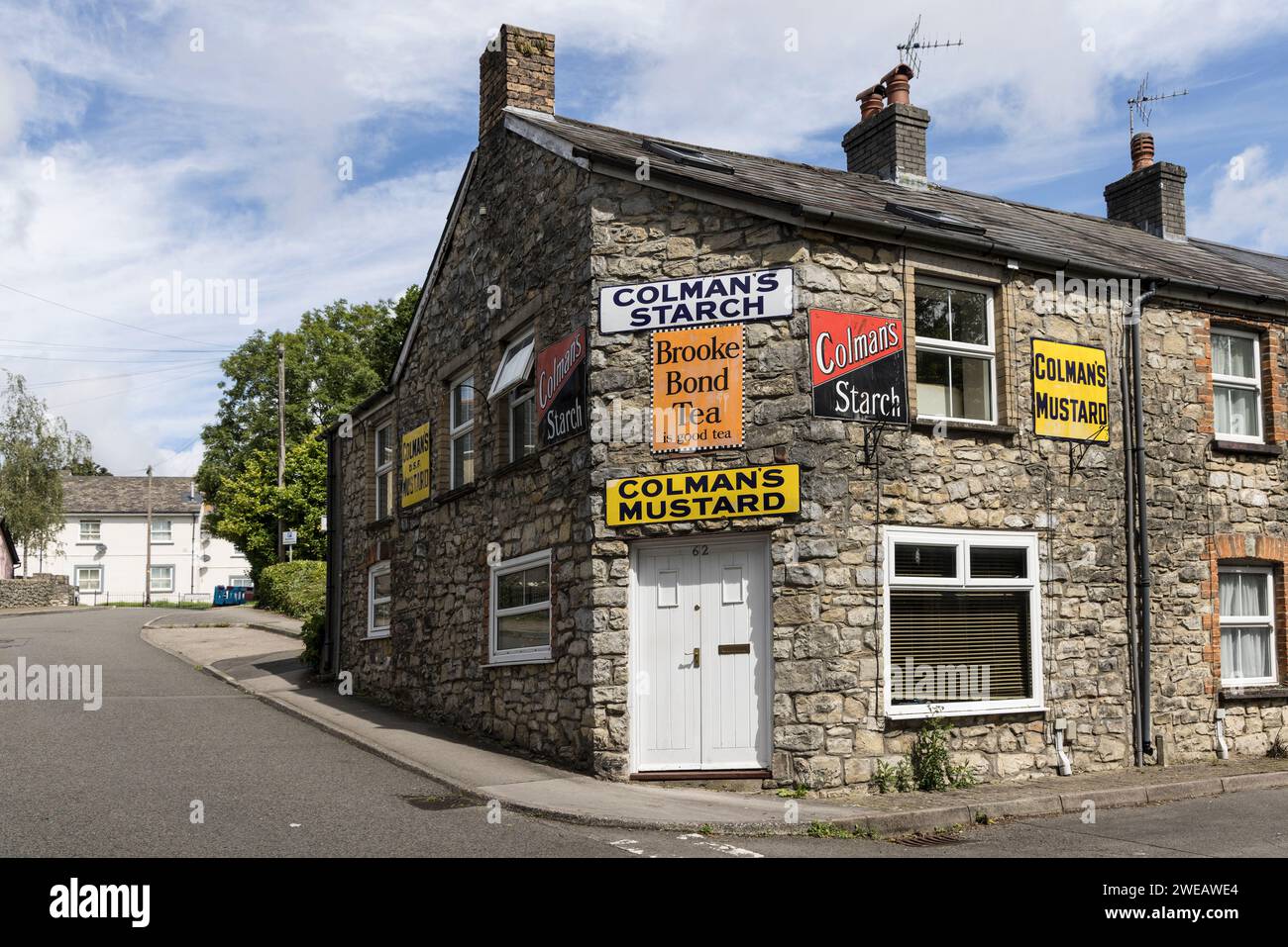 Maison d'angle avec des annonces de magasins d'antiquités, Bridgend, pays de Galles, Royaume-Uni Banque D'Images