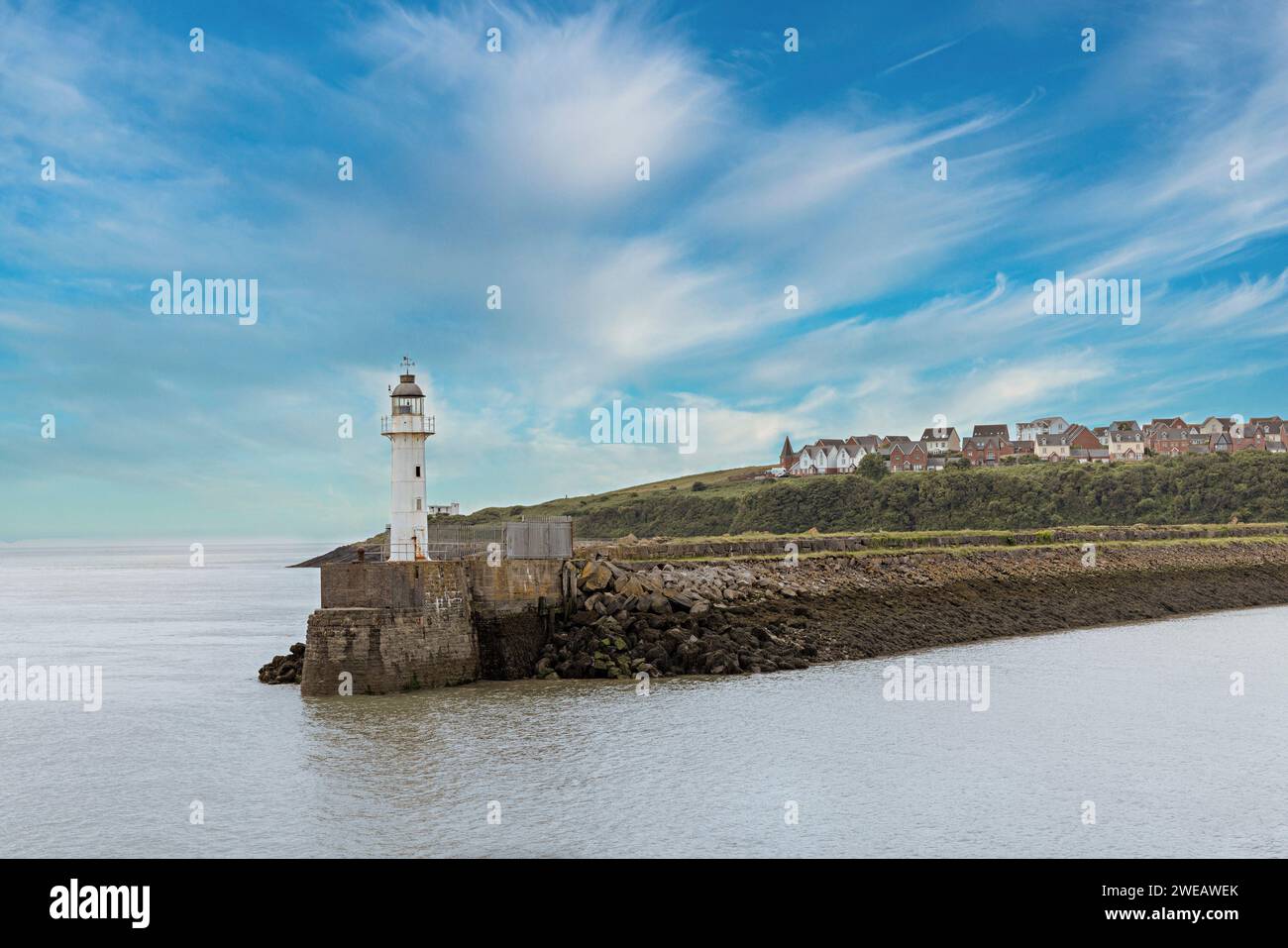 Phare à l'entrée des quais avec des maisons sur le promontoire, Barry, pays de Galles, Royaume-Uni Banque D'Images