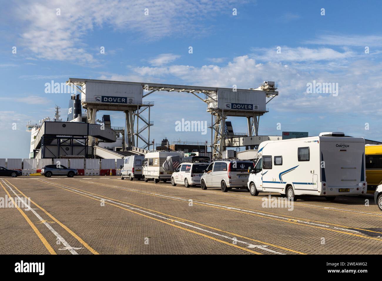 Véhicules en attente pour embarquer dans le ferry cross-Manche, Douvres, Angleterre, Royaume-Uni Banque D'Images