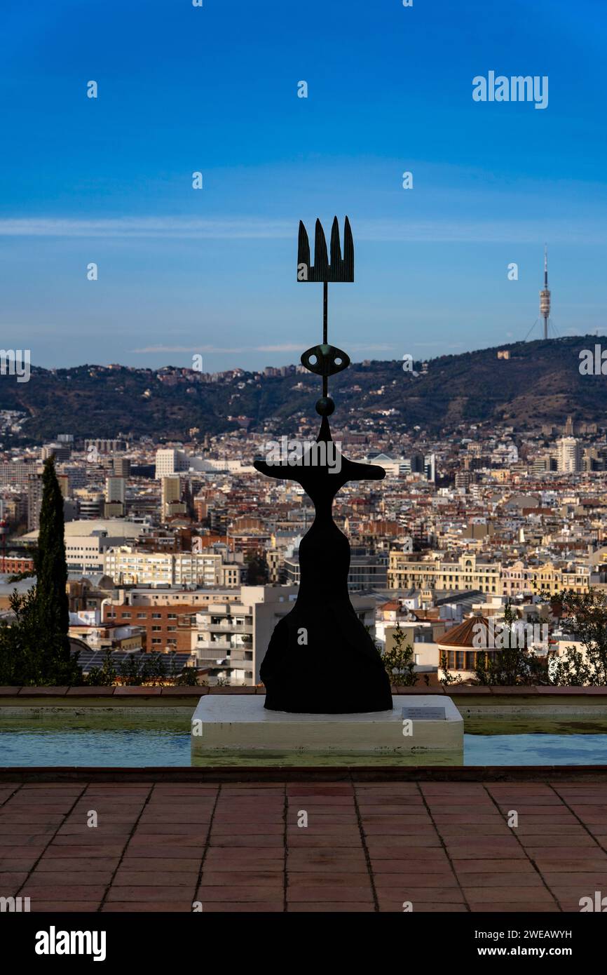 Soleil, lune et une étoile (1968). Étude pour un monument offert à la ville de Barcelone. Fundacio Joan Miro, Montjuic, Barcelone . Vue de Barcelone avant Banque D'Images