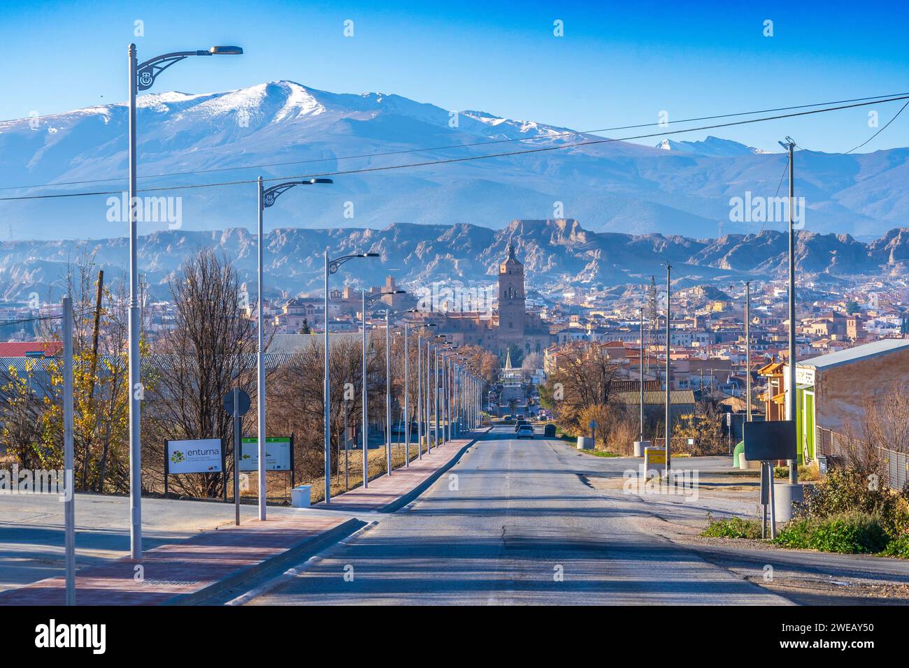 Vue de la ville espagnole de Guadix, avec la Sierra Nevada en arrière-plan Banque D'Images