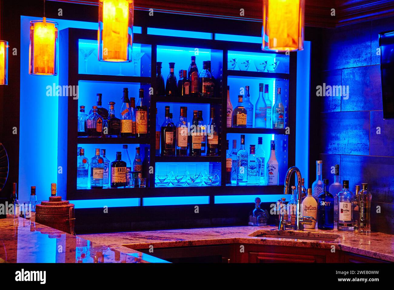 Luxueux Home Bar avec éclairage bleu et dessus en marbre, vue au niveau des yeux Banque D'Images