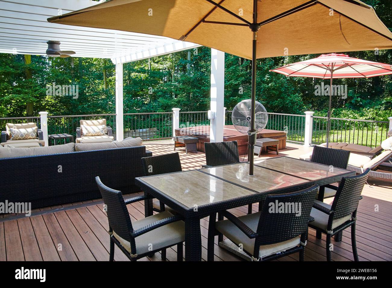 Patio luxueux avec salle à manger et salon, vue sur l'arrière-cour en banlieue Banque D'Images