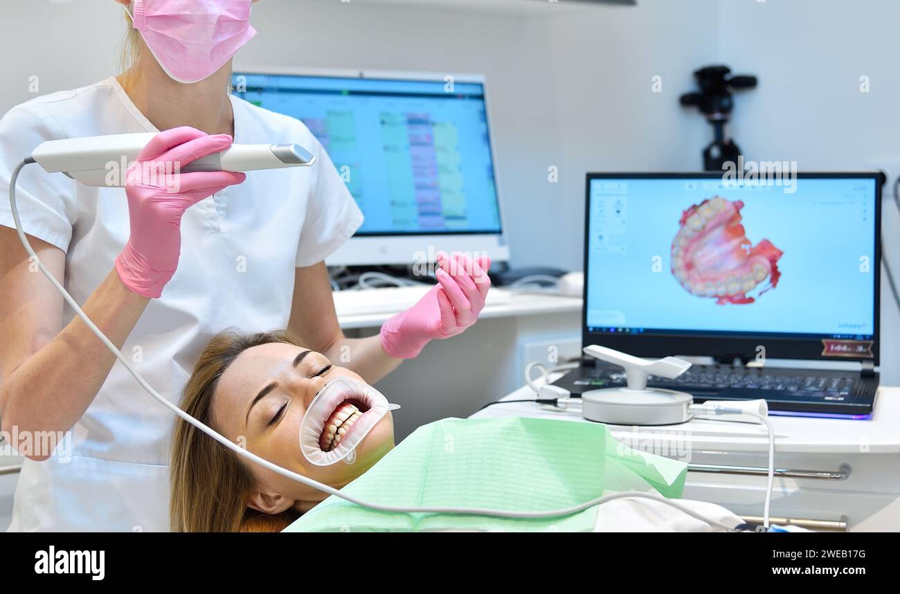 Femme ayant ses dents 3d scannées par un dentiste professionnel. Prosthodontie et concept de stomatologie. Banque D'Images