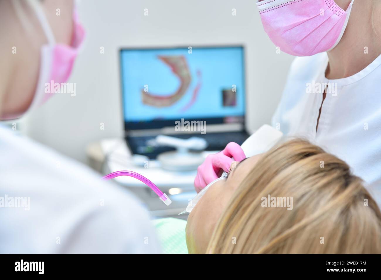 Patiente ayant un scanner dentaire fait par son dentiste. Prosthodontie et concept de stomatologie. Gros plan Banque D'Images