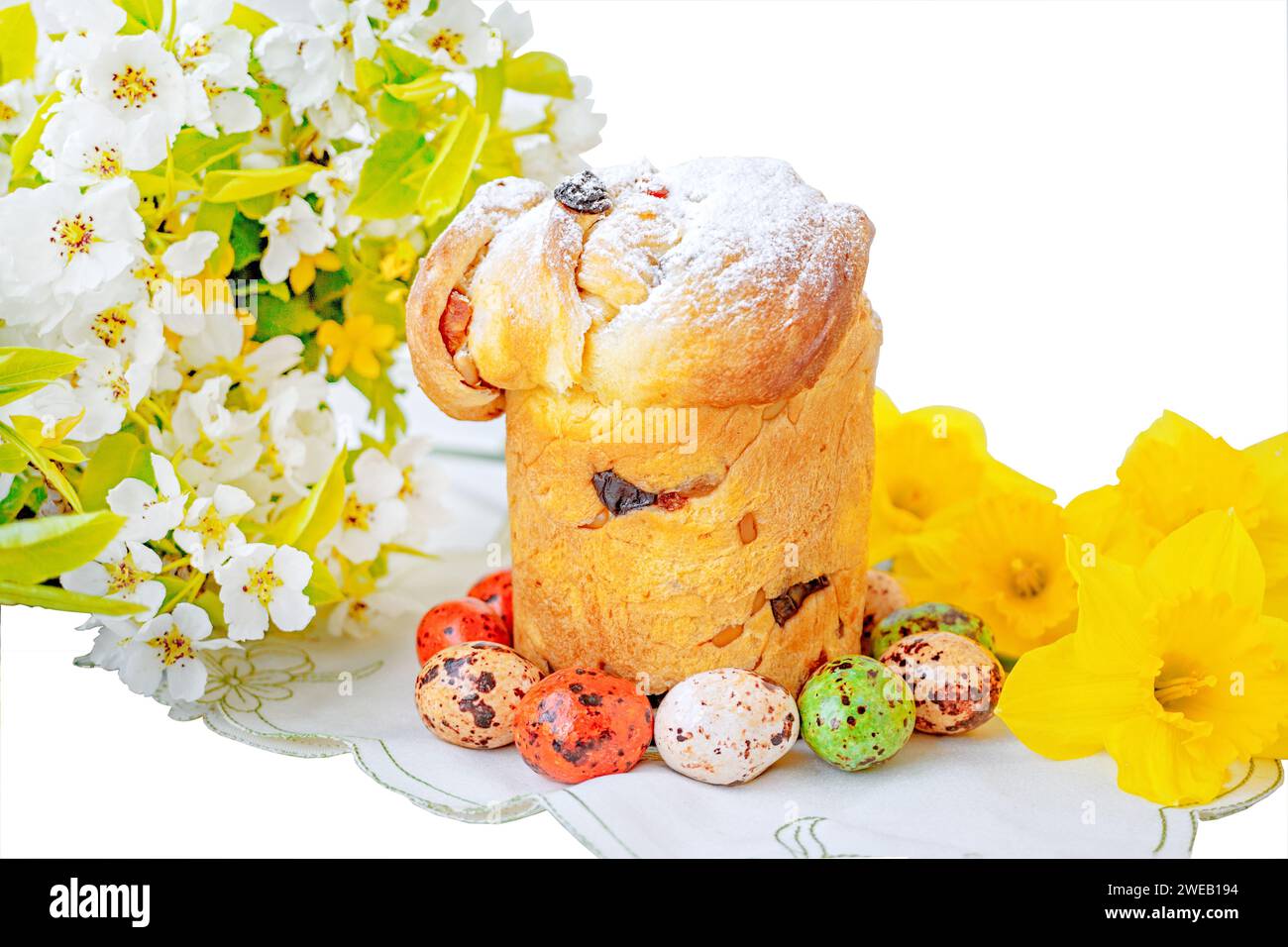 Gâteau traditionnel de Pâques fait à la maison, fait à la main, avec des fruits secs et des bonbons sous forme d'oeufs de caille. Le gâteau est décoré de fleurs. ITS de Pâques Banque D'Images