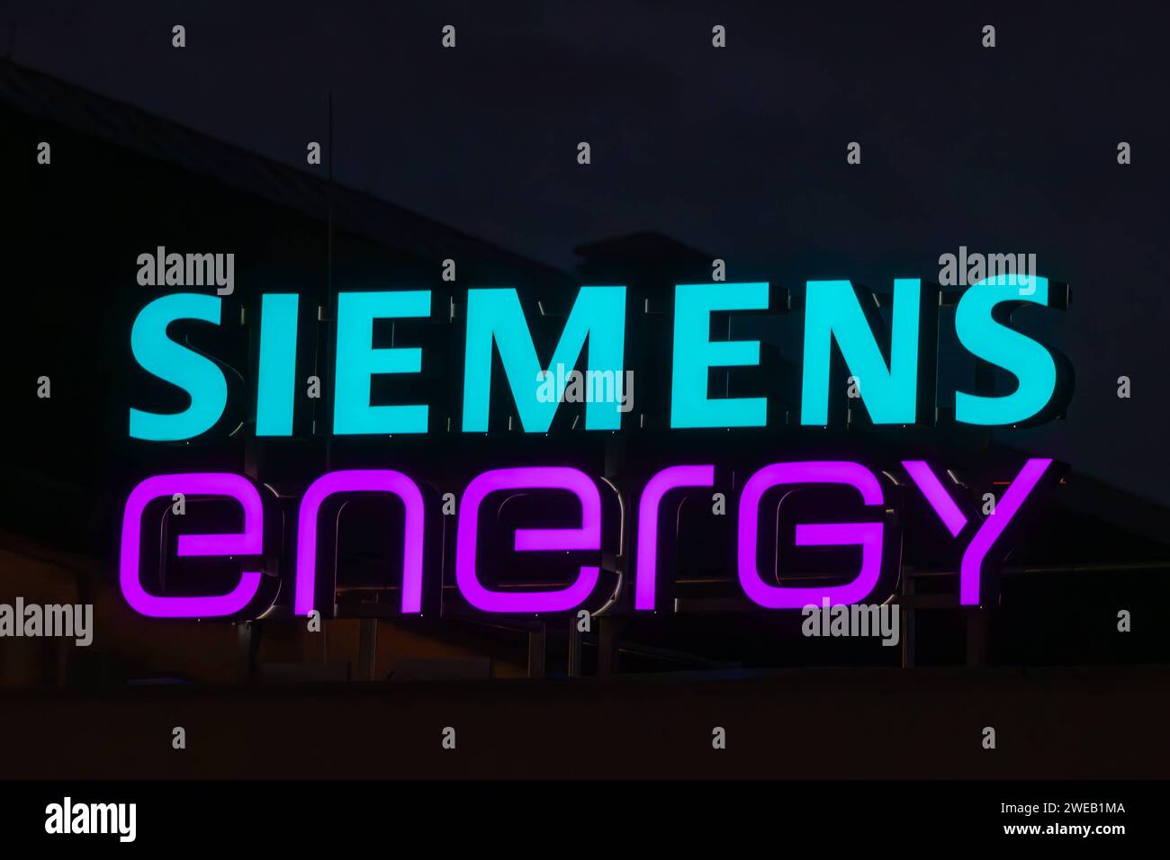 Unternehmen in Franken Beleuchteter Schriftzug Siemens Energy der Siemens Energy AG am Standort Nürnberg BEI Nacht. Nürnberg Bayern Deutschland *** Société en Franconie lettrage lumineux Siemens ENERGY de Siemens Energy AG sur le site de Nuremberg la nuit Nuremberg Bavière Allemagne 20240124-6V2A9738-verbessert-RR Banque D'Images