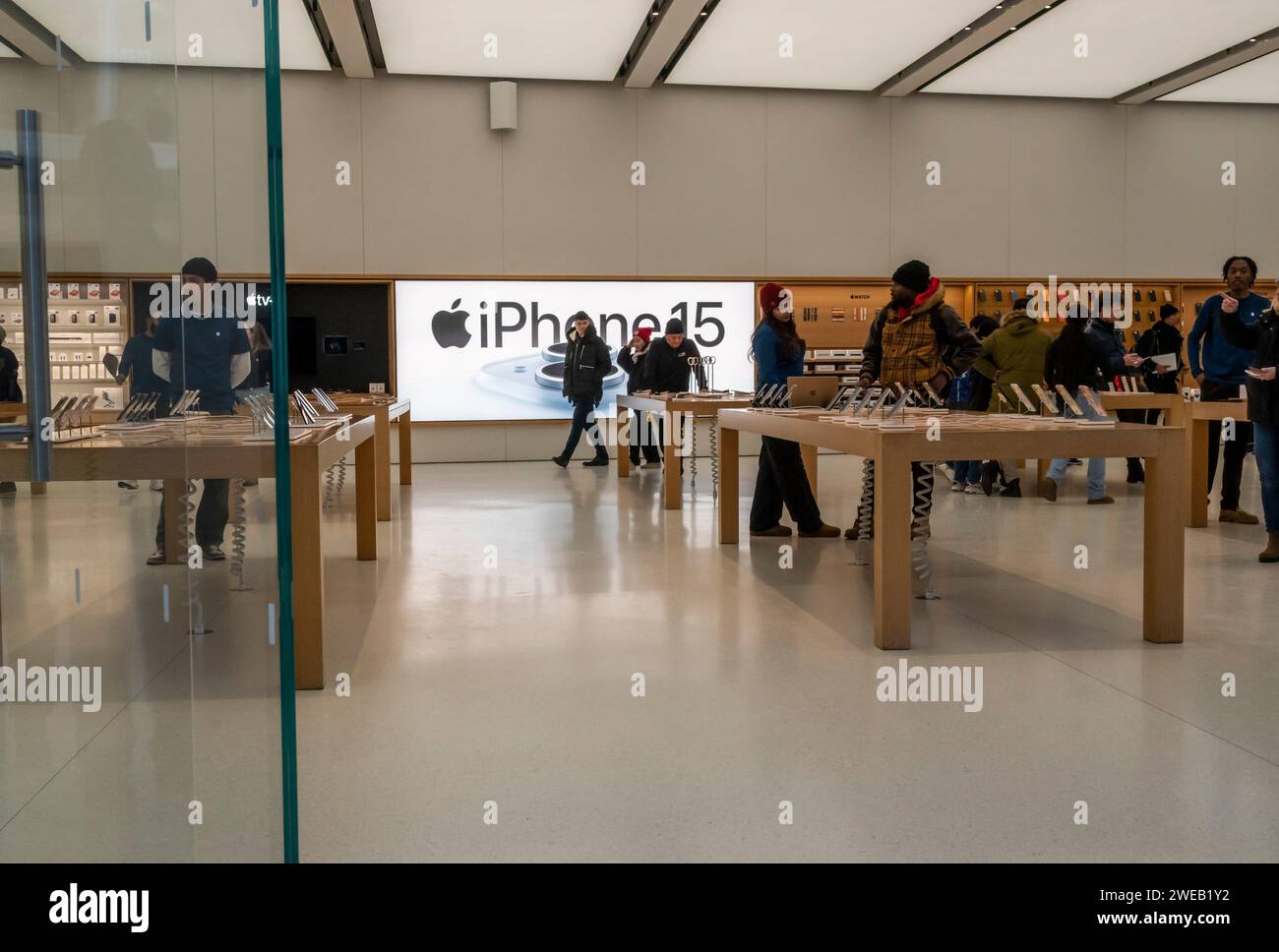 Clients et navigateurs à l'Apple Store du World Trade Center de New York le mercredi 17 janvier 2024. (© Richard B. Levine) Banque D'Images