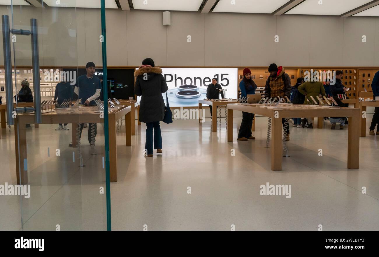 Clients et navigateurs à l'Apple Store du World Trade Center de New York le mercredi 17 janvier 2024. (© Richard B. Levine) Banque D'Images