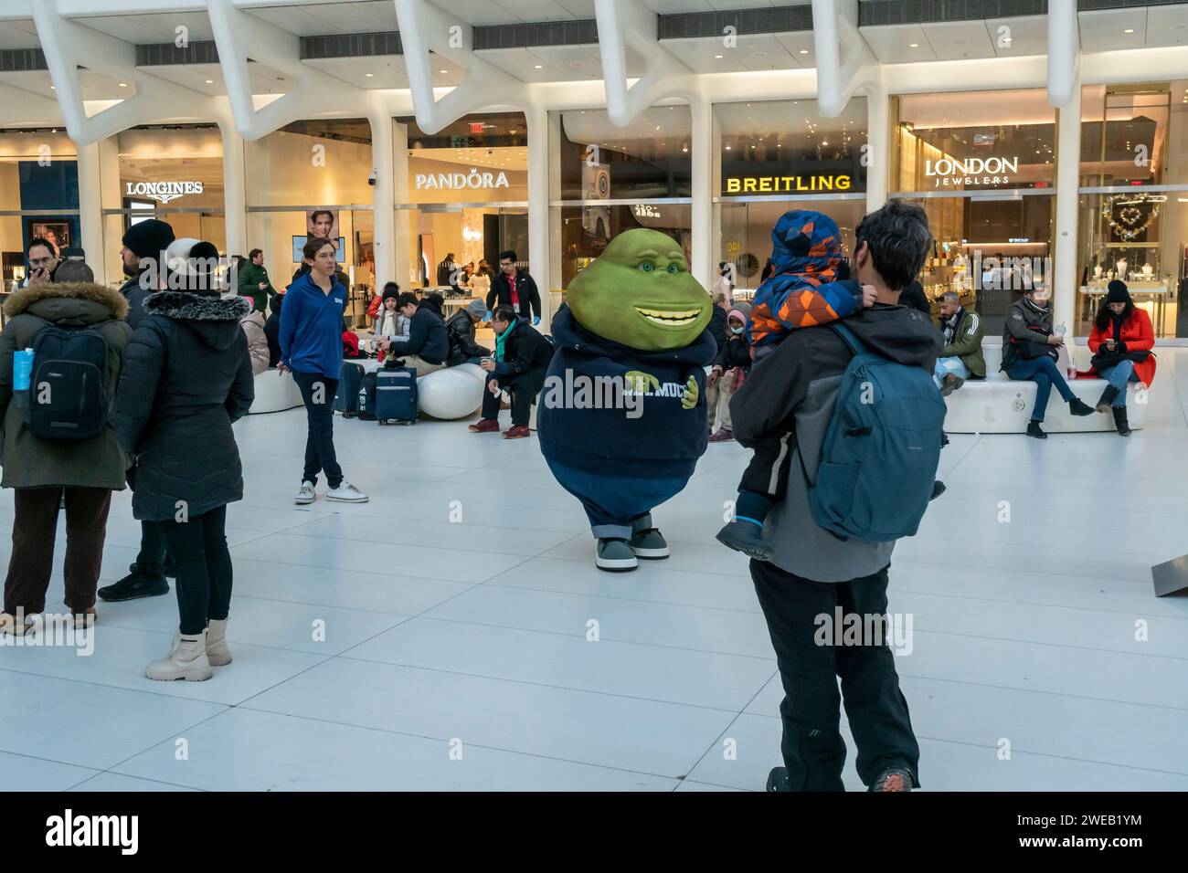 M. mucus, mascotte du médicament contre le rhume et la toux de la marque Reckitt BenckiserÕs Mucinex lors de l'activation de la marque Mucinex Kickstart dans le Westfield Oculus à New York le mercredi 17 janvier 2024. Comme la plupart des remèdes contre le rhume et la grippe, Kickstart aide à réduire la fièvre et à soulager la toux, les maux de gorge, la congestion thoracique et nasale, les maux de tête, les douleurs corporelles et la congestion et la pression sinusales. (© Richard B. Levine) Banque D'Images