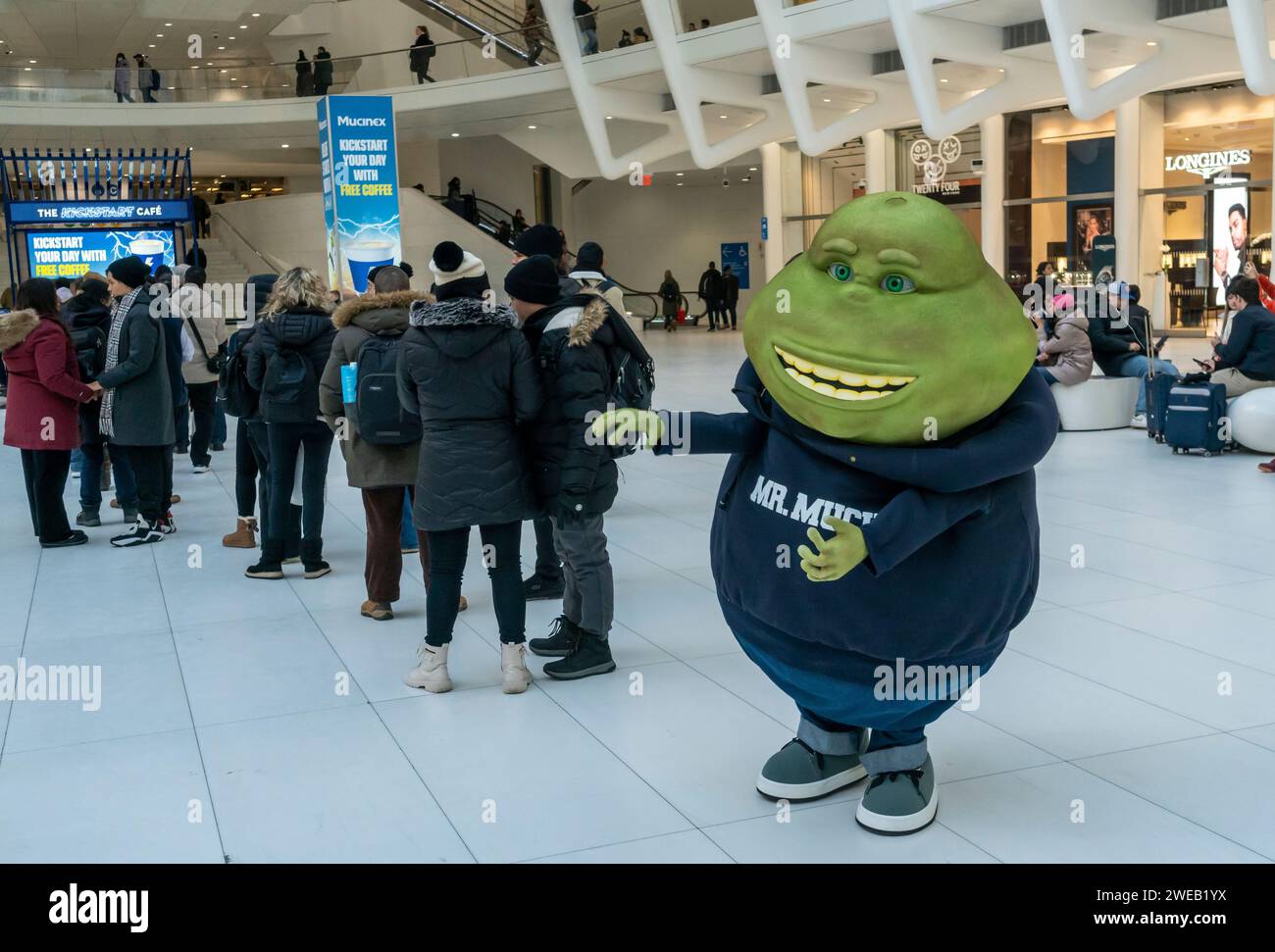 M. mucus, mascotte du médicament contre le rhume et la toux de la marque Muciniex de Reckitt Benckiser, lors de l’activation de la marque Mucinex Kickstart dans le Westfield Oculus à New York le mercredi 17 janvier 2024. Comme la plupart des remèdes contre le rhume et la grippe, Kickstart aide à réduire la fièvre et à soulager la toux, les maux de gorge, la congestion thoracique et nasale, les maux de tête, les douleurs corporelles et la congestion et la pression sinusales. (© Richard B. Levine) Banque D'Images