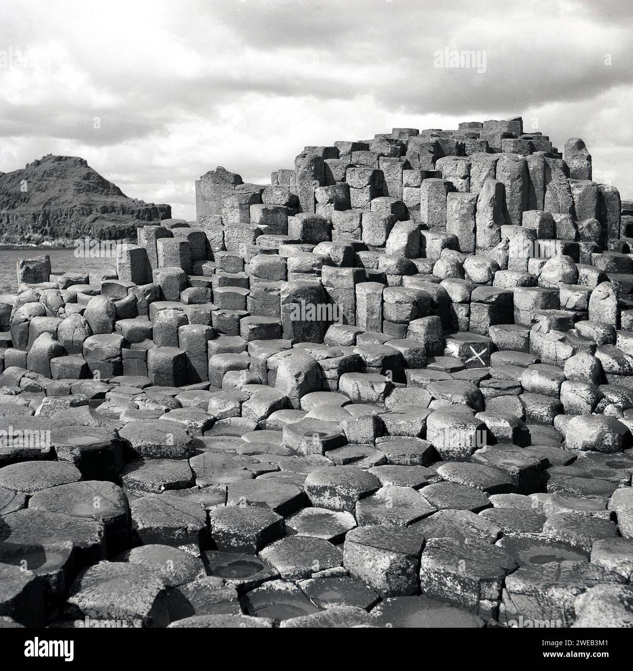 Années 1950, historique, la vue étonnante des anciennes colonnes de basalte imbriquées à la chaussée des géants à Bushmills sur la côte de Co Antrim, Irlande du Nord, Royaume-Uni. Banque D'Images