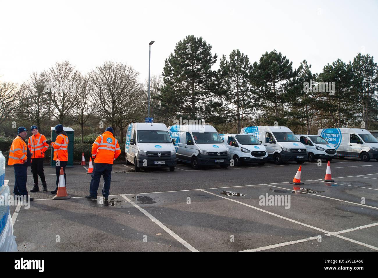 Reading, Royaume-Uni. 24 janvier 2024. La compagnie des eaux, Thames Water distribuait de nouveau aujourd'hui des fournitures d'urgence d'eau embouteillée aux résidents du parking Tesco Extra à Napier Road à Reading, Berkshire. Les résidents de Reading, Pangbourne et Tilehurst dans les codes postaux RG1, RG30 et RG31 ainsi que ceux des zones RG40 et RG41 n'ont pas d'eau ou une pression d'eau faible. Thames Water disent que cela est dû à un certain nombre de conduites d'eau éclatées à la suite du temps froid récent et aussi à un tuyau éclaté. Il y a eu quelques messages furieux sur Thames Water sur les médias sociaux suite à l'approvisionnement en eau i. Banque D'Images