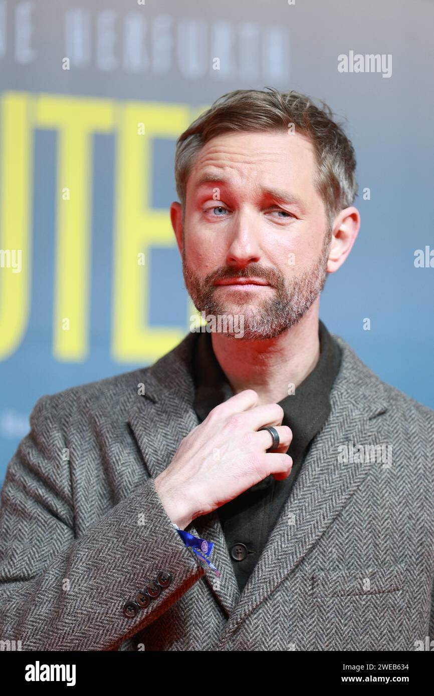 Berlin, Allemagne. 23 janvier 2024. Berlin : première mondiale de 'Eine million Minuten' au Zoopalast. Daniel Boschmann, présentateur de télévision allemand, sur le tapis rouge peu avant la première mondiale du film "un million de minutes" devant le Zoopalast. (Photo de Simone Kuhlmey/Pacific Press/Sipa USA) crédit : SIPA USA/Alamy Live News Banque D'Images