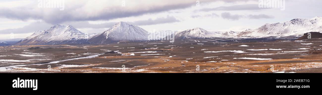 Paysage nord-islandais vu de la route périphérique (route 1) à l'est du lac Myvatn Banque D'Images
