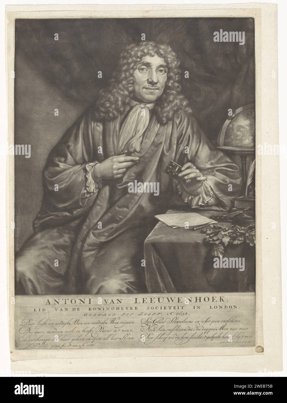 Portrait d'Anthony van Leeuwenhoek, Jan Verkolje, 1686 Imprimer le commerçant et scientifique Anthony van Leeuwenhoek avec le microscope 'Van Leeuwenhoek' en main. Sur la table sur laquelle il est un globe, une branche, du matériel d'écriture et des frames de mesure. Dans la marge son nom, sa date de naissance et un éloge. Delft papier biologie (+ portrait d'érudit, scientifique). loupe. globe. compas. outils d'écriture Banque D'Images