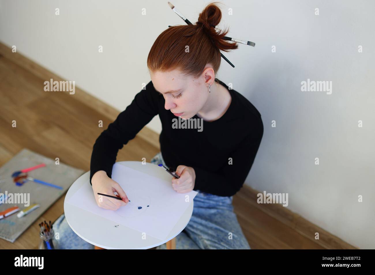 fille commence à dessiner concept de passe-temps et d'éducation Banque D'Images