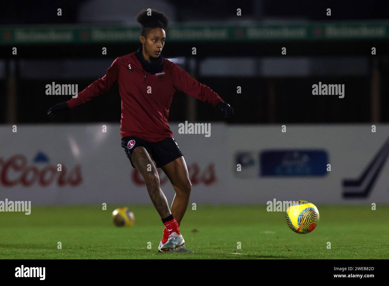 Londres, Royaume-Uni. 24 janvier 2024. Elisha n'Dow (Charlton Athletic 5) se réchauffe lors du match de football de la Continental Tyres League Cup entre Charlton Athletic et Brighton et Hove Albion à Oakwood à Londres, Angleterre. (James Whitehead/SPP) crédit : SPP Sport Press photo. /Alamy Live News Banque D'Images