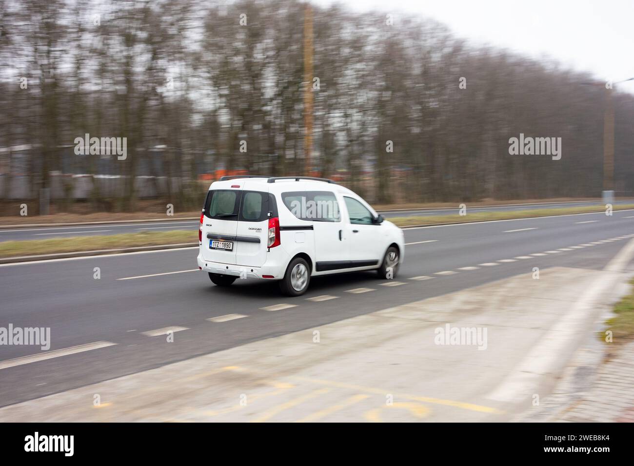 HAVIROV, RÉPUBLIQUE TCHÈQUE - 3 MARS 2023 : voiture monospace blanche Dacia Dokker avec effet de flou de mouvement Banque D'Images