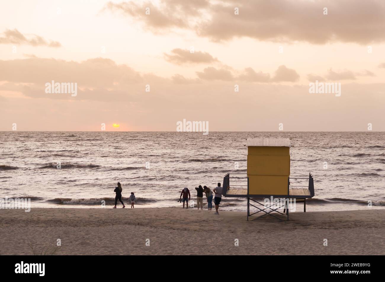 MONTEVIDEO, URUGUAY - 29 décembre 2023 : magnifique coucher de soleil sur la plage de Ramirez à Montevideo, Uruguay. Banque D'Images