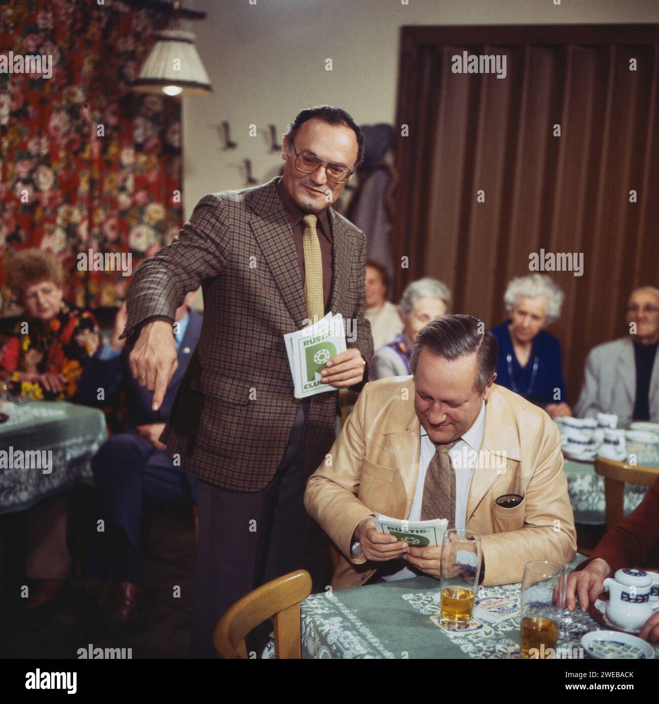 Der Wohltäter, Fernsehfilm, Deutschland 1975, Regie : Wolf Dietrich, Darsteller : Werner Kreindl, Walter Fitz Banque D'Images