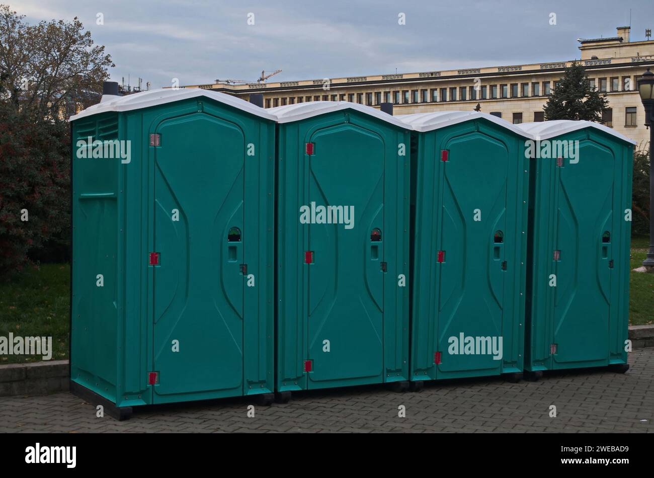 Une rangée d'une série de toilettes extérieures chimiques portables dans le parc, Sofia, Bulgarie Banque D'Images