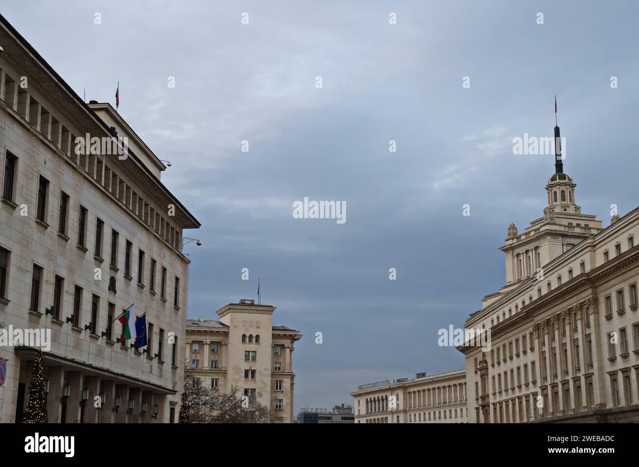 Vue des bâtiments du Parlement bulgare, de la présidence, de la Banque nationale et d'une partie du Conseil des ministres à Sofia, Bulgarie Banque D'Images Vue des bâtiments du Parlement bulgare, de la présidence, de la Banque nationale et d'une partie du Conseil des ministres à Sofia, Bulgarie Banque D'Images
